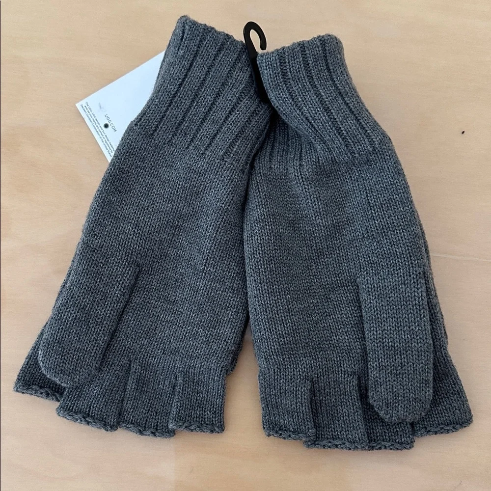UGG Charcoal Knit Fingerless Mittens. Size L/XL.